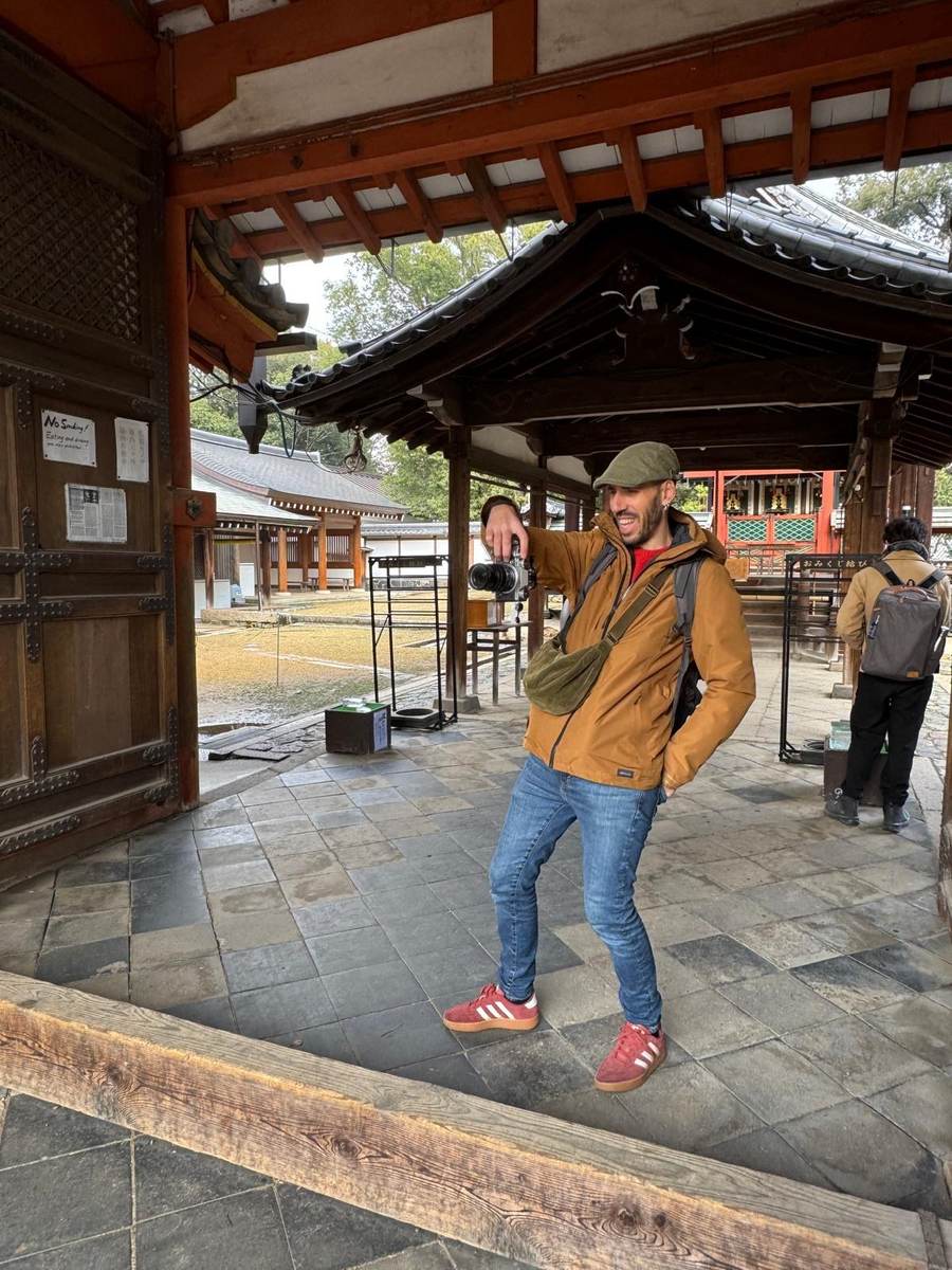 Albert, de Ryoko Bonsai, guia de viatges de bonsai, en un temple del Japó